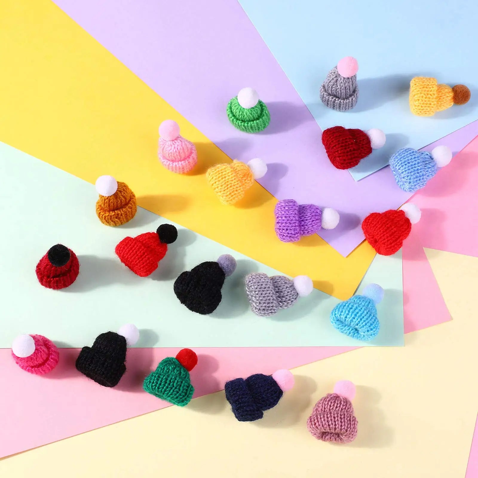 20/40 Uds. Bonitos sombreros de muñeca, gorro tejido de Navidad, Mini sombreros de hilo de lana para manualidades, pequeños accesorios para el cabello tejidos para adorno de árbol